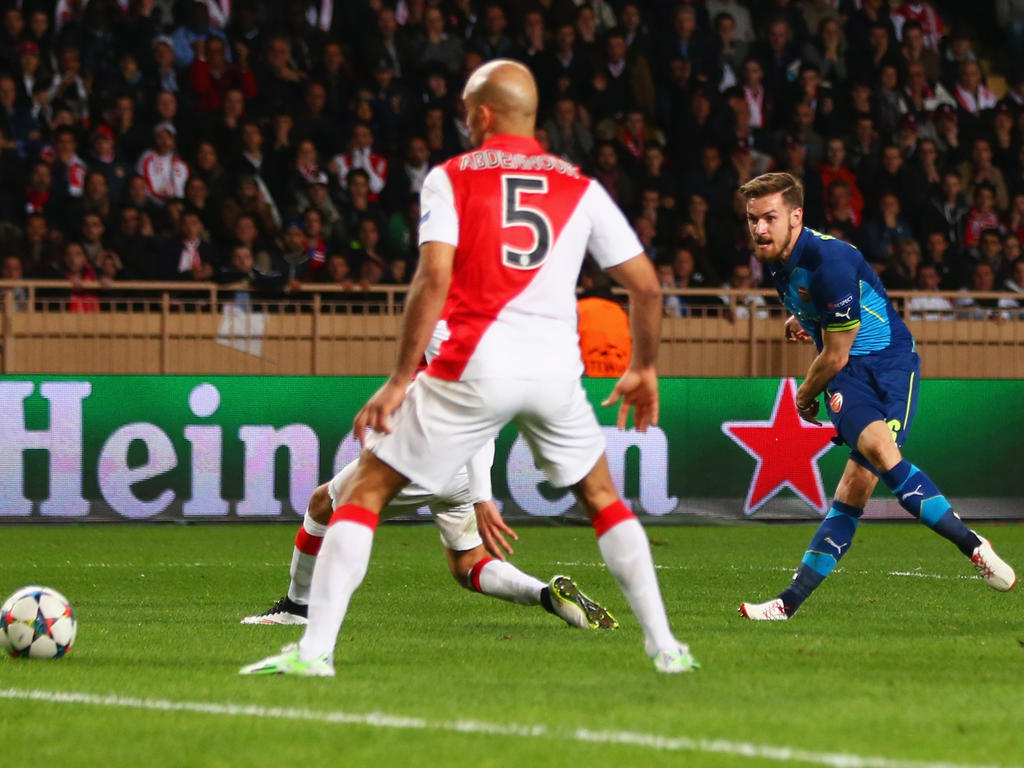 Dank dieses Schusses von Arsenals Aaron Ramsey (r), der zum zwischenzeitlichen 2:0 für die Gunners im Tor landet, darf Arsenal nach dem 1:3 im Hinspiel gegen Monaco wieder aufs Viertelfinale hoffen. (17.03.2015)