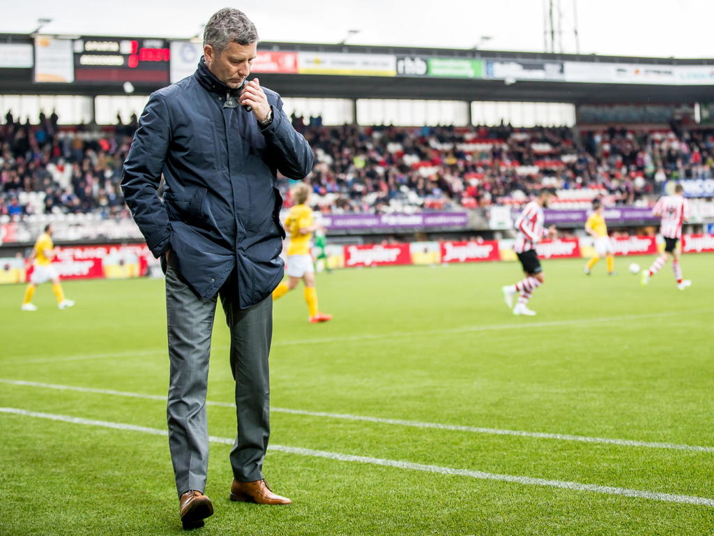 Roda JC-trainer René Trost kan het in de eerste helft al niet meer aan zien na een 4-0 achterstand tegen Sparta Rotterdam. (06-04-2015)
