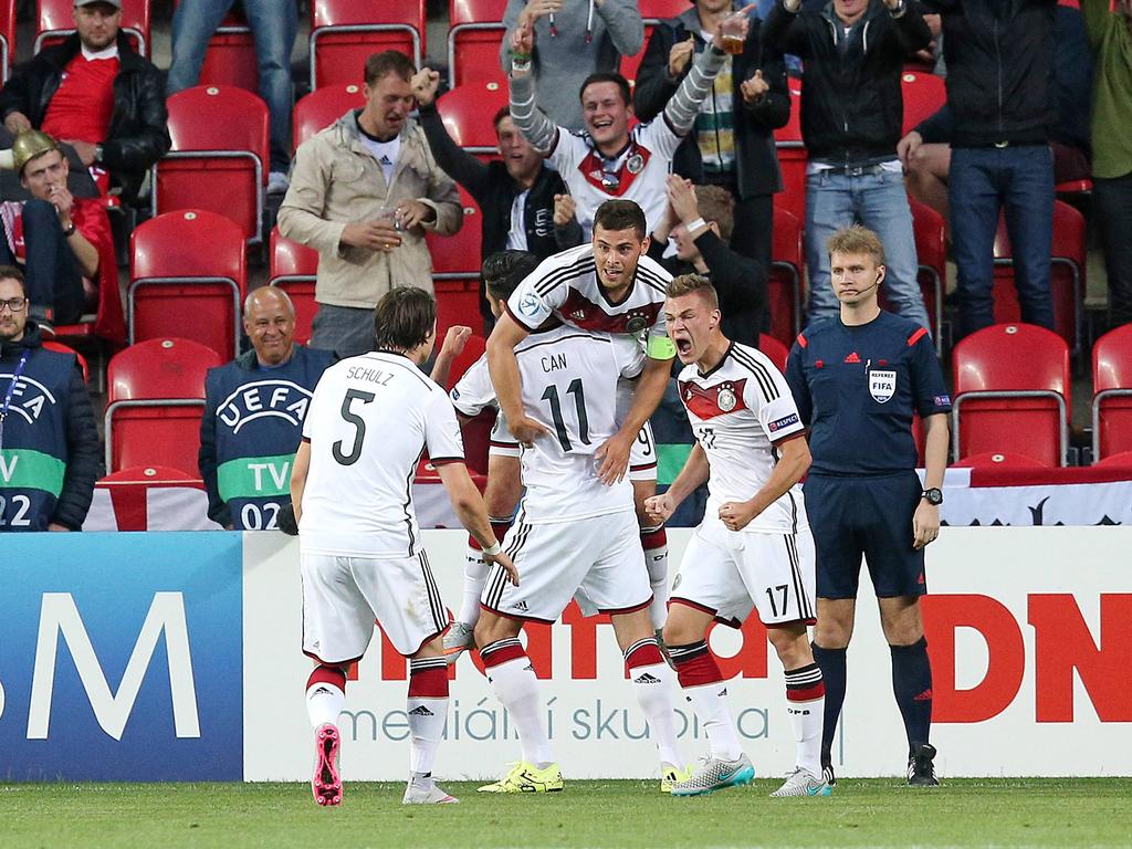 Jong Duitsland viert de openingstreffer van Kevin Volland (#9) tijdens het duel Jong Duitsland - Jong Denemarken op het EK onder 21. (20-06-2015)