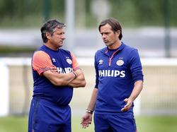 PSV-trainer Phillip Cocu (r.) overlegt met zijn assistent Ruud Brood tijdens het trainingskamp in Frankrijk. (13-07-2015)