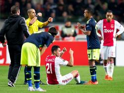 Anwar El Ghazi verstapt zich in de wedstrijd tegen Fenerbahçe en kan niet verder. De rechtsbuiten van Ajax geeft hier zelf aan dat hij gewisseld moet worden. (05-11-2015)