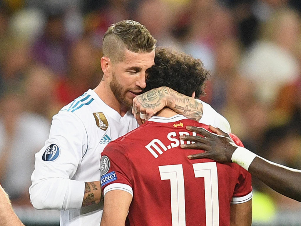 Foul mit Folgen: Real-Kapitän Sergio Ramos (l.) bringt Liverpool-Torjäger Mohamed Salah unsanft zu Fall