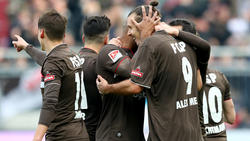 Mit seinem vierten Tor im fünften Spiel sicherte Alex Meier (r.) dem FC St. Pauli den Sieg