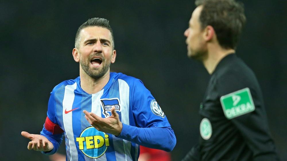 Ibisevic (l.) hadert mit der Schiedsrichter-Entscheidung Ibisevic (l.) hadert mit der Schiedsrichter-Entscheidung