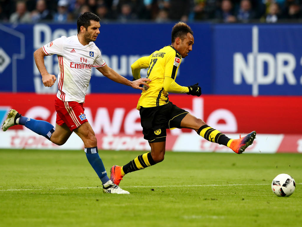 Emir Spahić (l.) moet in de achtervolging bij Pierre-Emerick Aubameyang tijdens het competitieduel Hamburger SV - Borussia Dortmund (05-11-16).