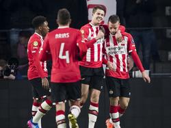 Marco van Ginkel (m.) bedankt Bart Ramselaar (r.), die PSV voor de tweede keer een voorsprong bezorgt tegen NEC. (18-02-2017)