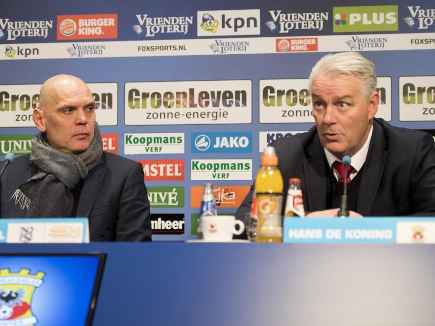 Jurgen Streppel (l.) en Hans de Koning (r.) blikken op de persconferentie terug op sc Heerenveen - Go Ahead Eagles. (03-03-2017)