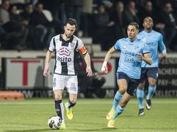 Thomas Bruns (l.) duelleert met Sofyan Amrabat tijdens Heracles Almelo - FC Utrecht. (11-03-2017)