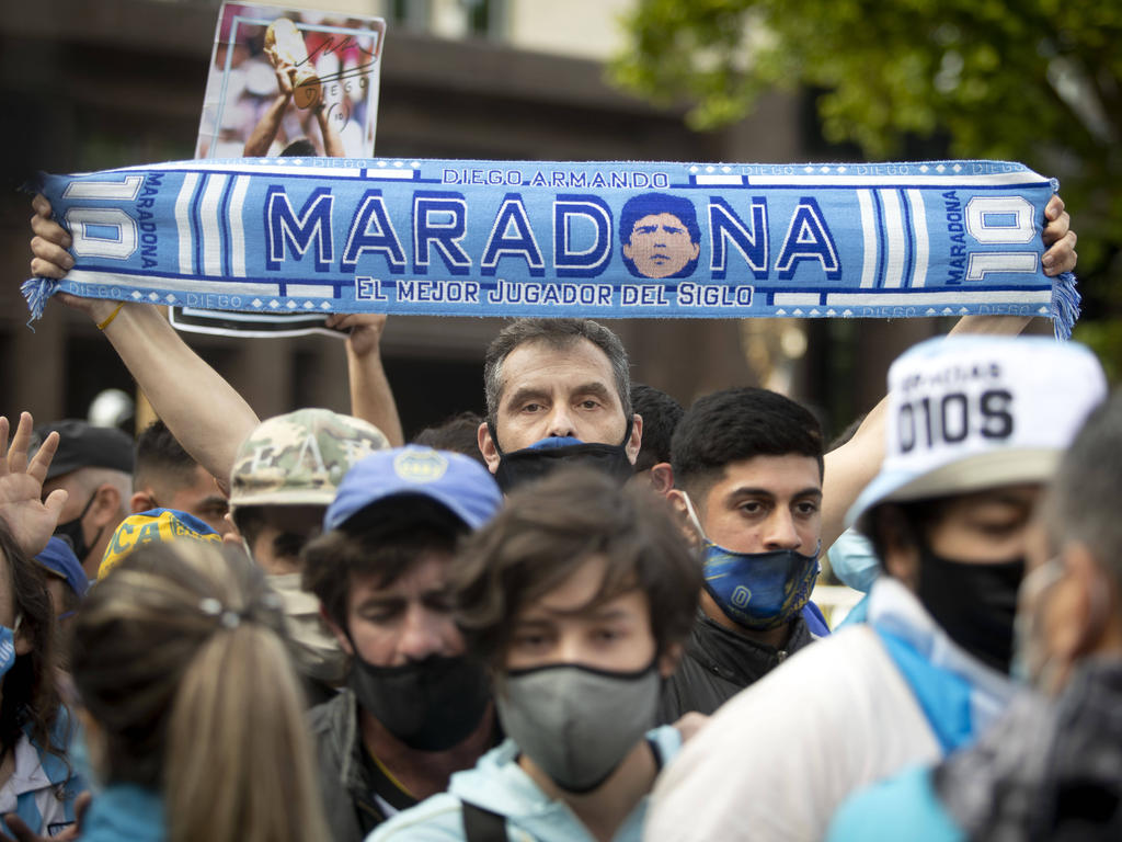 Am Tag nach Diego Maradonas Tod nahmen in Buenos Aires die Massen vom Fußballidol Abschied Am Tag nach Diego Maradonas Tod nahmen in Buenos Aires die Massen vom Fußballidol Abschied