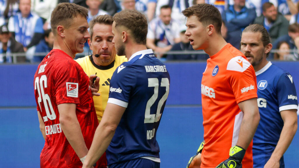 Kaiserslautern und Karlsruhe lieferten sich ein hitziges Südwest-Derby Kaiserslautern und Karlsruhe lieferten sich ein hitziges Südwest-Derby