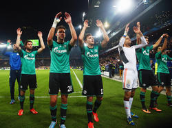 Die Schalker lassen sich nach dem zweiten Erfolg im zweiten Champions-League-Spiel von den Fans feiern