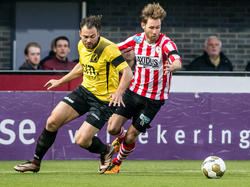 Thomas Verhaar (r.) gaat binnendoor bij Kenny van der Weg (l.) tijdens de competitiewedstrijd Sparta Rotterdam - NAC Breda. (01-04-2016)