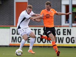 Rens van Eijden (l.) duelleert met Robert Mühren tijdens FC Volendam - NEC Nijmegen. (15-08-2014)