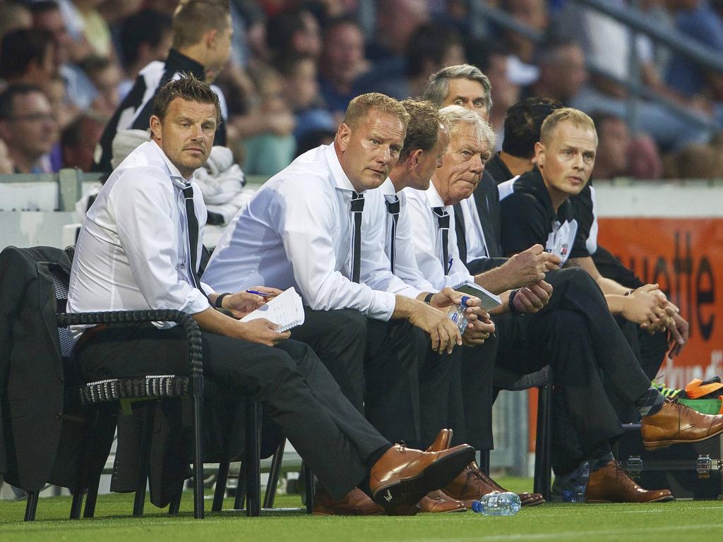 De technische staf van Heracles Almelo volgt nauwlettend de wedstrijd van hun team tegen PSV. (24-08-2013)