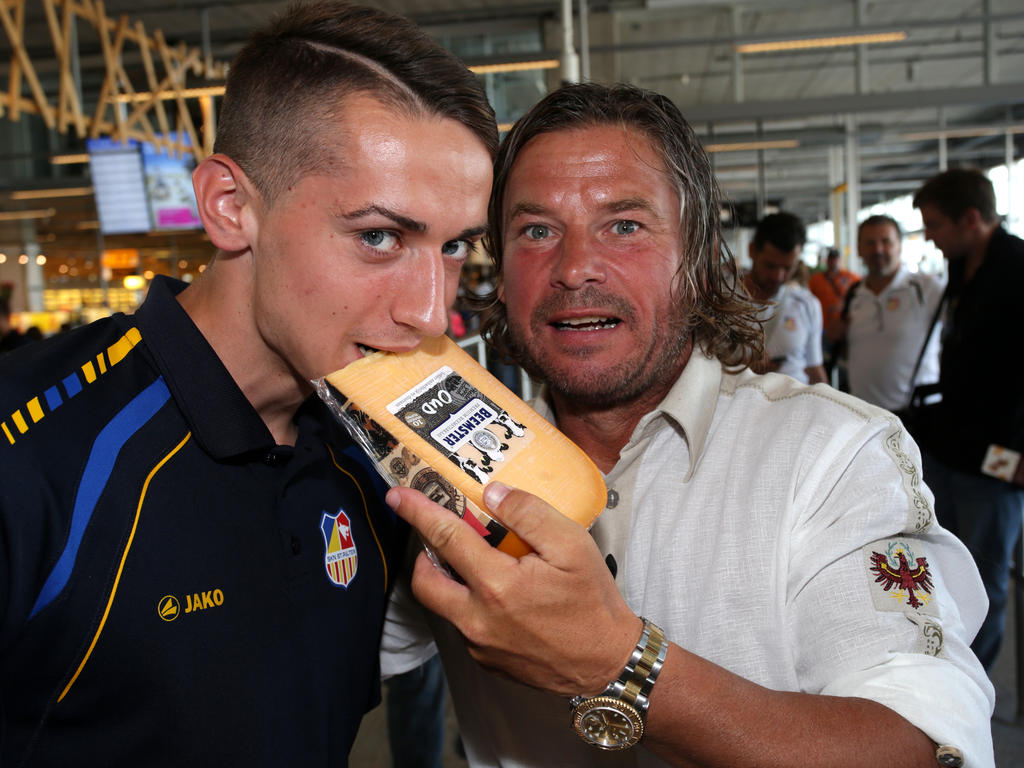 Frenkie Schinkels war immer schon nah dran am SKN. Hier füttert er David Stec mit niederländischem Käse vor dem Spiel gegen PSV
