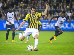 Marko Vejinović mag van elf meter aanleggen en scoort de 1-0 voor Vitesse in de wedstrijd tegen NAC Breda. (25-10-2014)