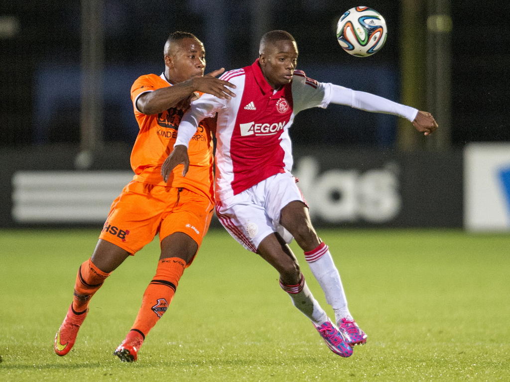 Queens Menig (r.) van Jong Ajax probeert FC Volendam-speler Jermano Lo Fo Sang van de bal te houden. (22-08-2014)