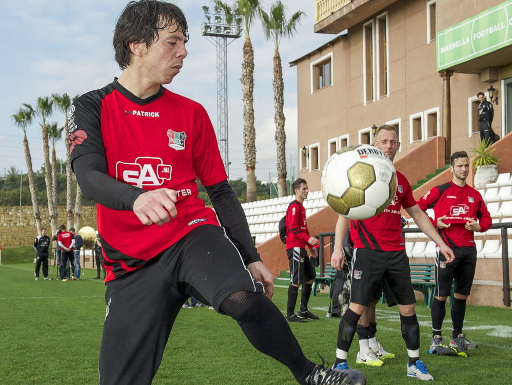 Jeffrey Leiwakabessy houdt een balletje hoog tijdens het trainingskamp van NEC Nijmegen in Marbella. (08-01-2015).