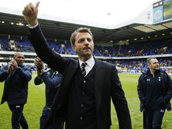 Tottenham Hotspur trainer Tim Sherwood bedankt het publiek na de wedstrijd tegen Aston Villa. (11-05-2014)