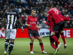 Lucian Slagveer (m.) tekent namens sc Heerenveen voor de 0-1 tegen Heracles Almelo. De buitenspeler ziet juichende medespelers, waaronder Mark Uth (r.), op zich afkomen. (21-03-2015)