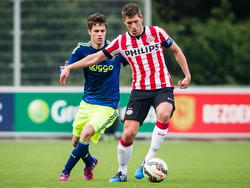 Jong Ajax-speler Damian van Bruggen (l.) komt er niet aan te pas in duel met Jong PSV-aanvoerder Stijn Schaars. (07-04-2015)