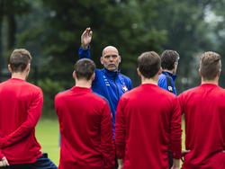 Jurgen Streppel spreekt zijn spelersgroep toe voor de eerste training van Willem II in de voorbereiding op het seizoen 2015/2016. (22-06-2015)