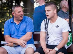 Ron Jans (l.) praat met proefspeler Boban Lazić (r.) tijdens de oefenwedstrijd SV Hatto Heim - PEC Zwolle. (30-06-2015)