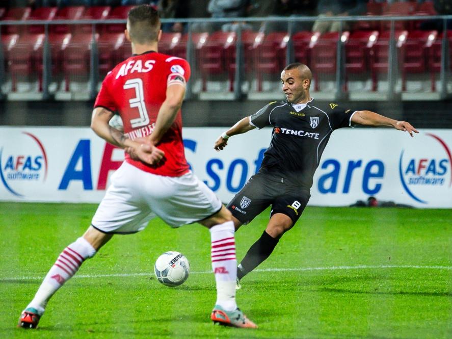 Iliass Bel Hassani (r.) haalt hard uit tijdens de wedstrijd AZ - Heracles Almelo. Jeffrey Gouweleeuw wil geen hands maken en houdt zijn handen achter zijn rug. (26-09-2015) Iliass Bel Hassani (r.) haalt hard uit tijdens de wedstrijd AZ - Heracles Almelo. Jeffrey Gouweleeuw wil geen hands maken en houdt zijn handen achter zijn rug. (26-09-2015)