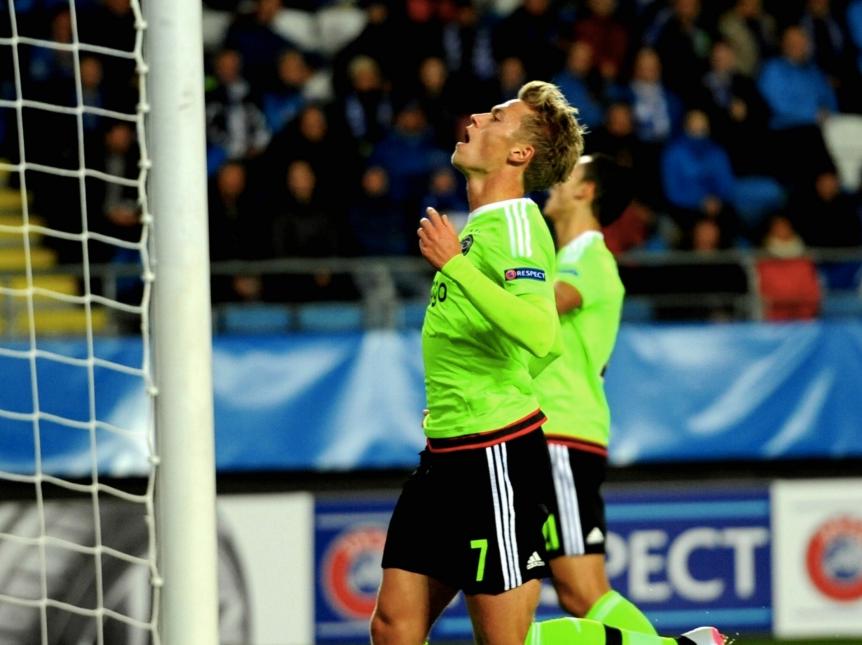 Ajacied Viktor Fischer baalt van een gemiste kans in het Europa League-duel met Molde FK. (01-10-2015)