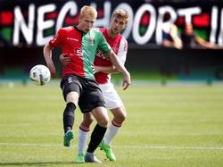 Kristján Emilsson (l.) probeert de bal af te schermen van Joël Veltman (r.) tijdens NEC Nijmegen - AFC Ajax. (23-08-2015)