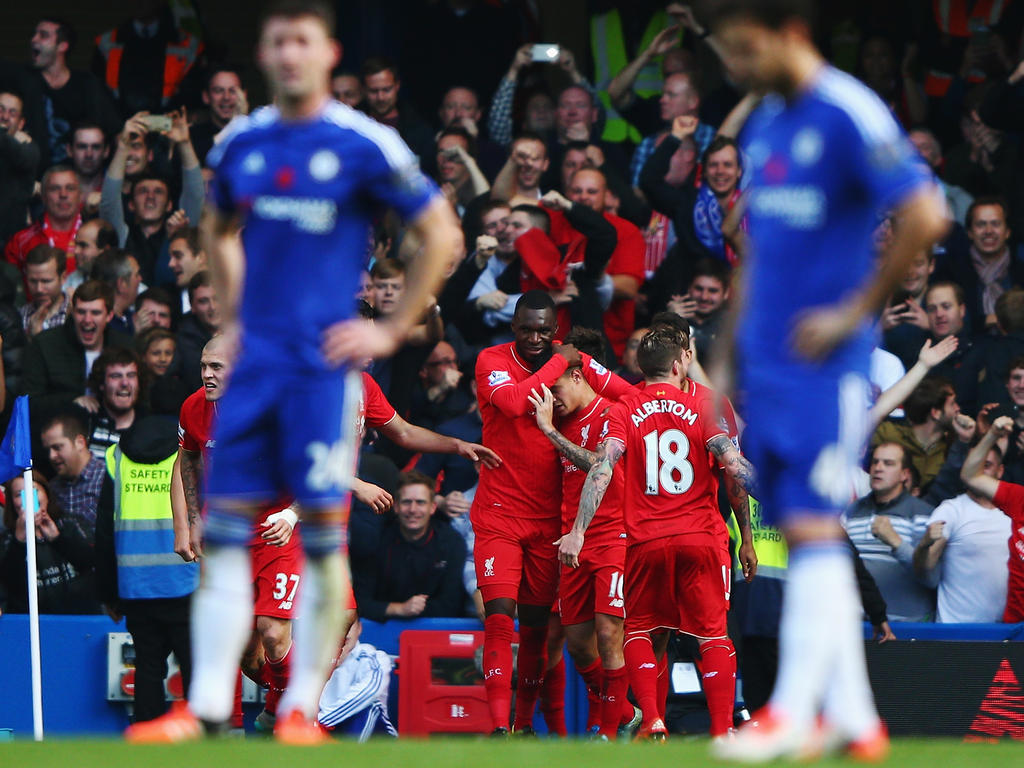 Unterschiedlicher könnten Gefühlswelten kaum sein: Die Spieler des FC Liverpool feiern Coutinhos Treffer zum 2:1 gegen Chelsea, die Blues sind völlig konsterniert. (31.10.2015)