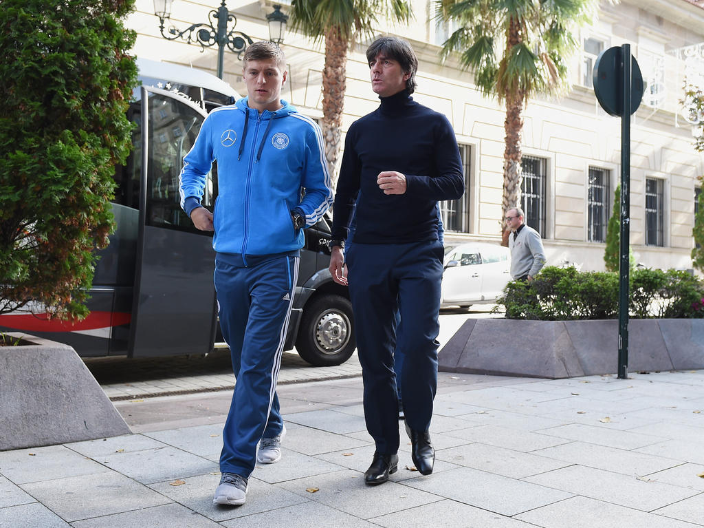 Löw (r.) setzt voll auf seinen Regisseur im Mittelfeld Löw (r.) setzt voll auf seinen Regisseur im Mittelfeld