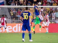Sardar Azmoun (m.) torent hoog boven Kenny Tete uit en zet FK Rostov op 1-0 tegen Ajax tijdens de play-offs van de Champions League. (24-08-2016)