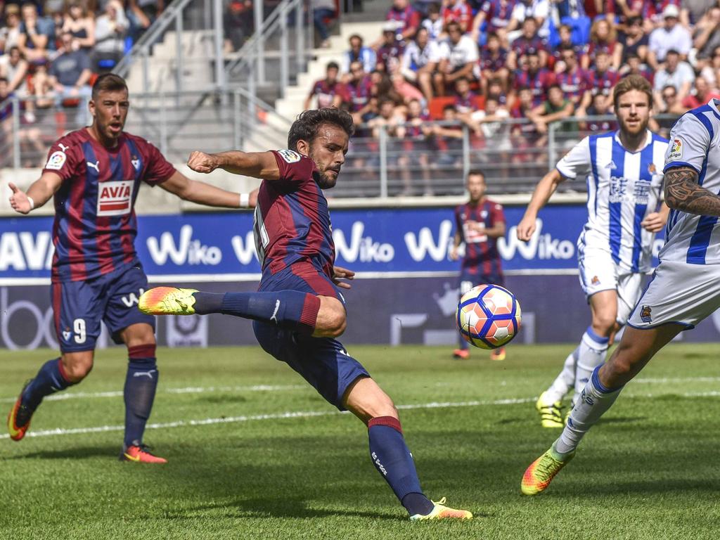 Pedro León dispara a puerta en el derbi disputado este sábado. (Foto: Imago)