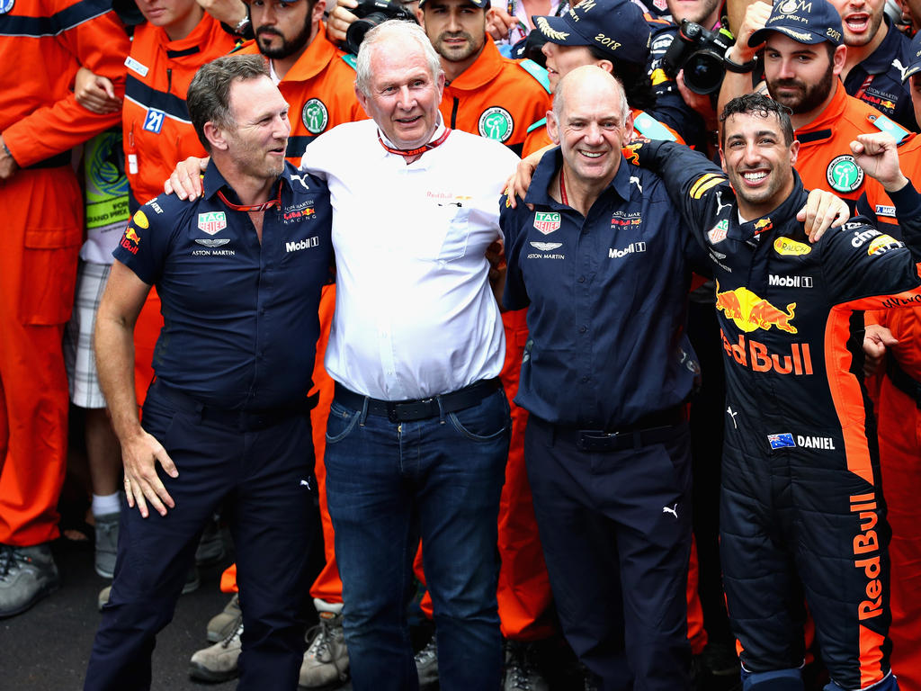 Helmut Marko (2.v.l.) hat eine Urkunde erhalten Helmut Marko (2.v.l.) hat eine Urkunde erhalten