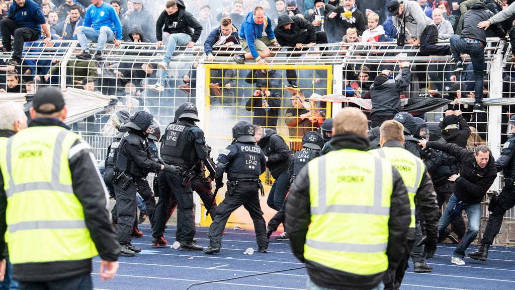 Krawalle überschatten Partie zwischen Carl Zeiss Jena und Hansa Rostock Krawalle überschatten Partie zwischen Carl Zeiss Jena und Hansa Rostock