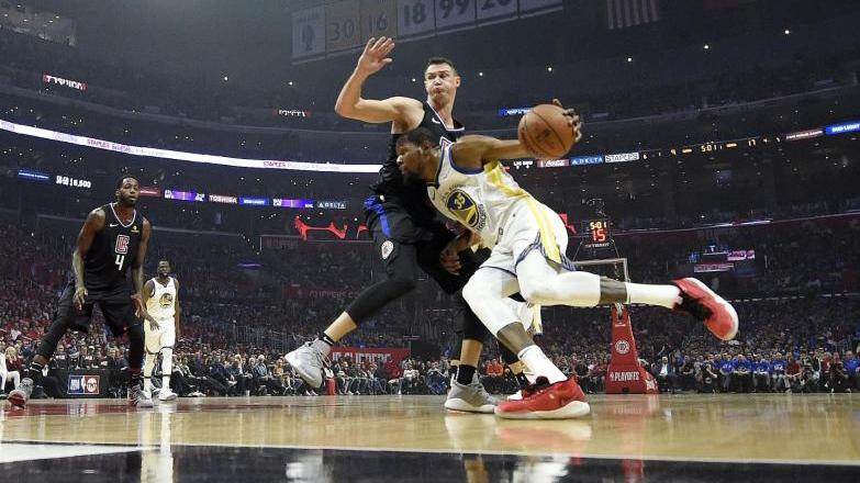 Kevin Durant (r.) zieht gegen Danilo Gallinari von den Los Angeles Clippers zum Korb Kevin Durant (r.) zieht gegen Danilo Gallinari von den Los Angeles Clippers zum Korb