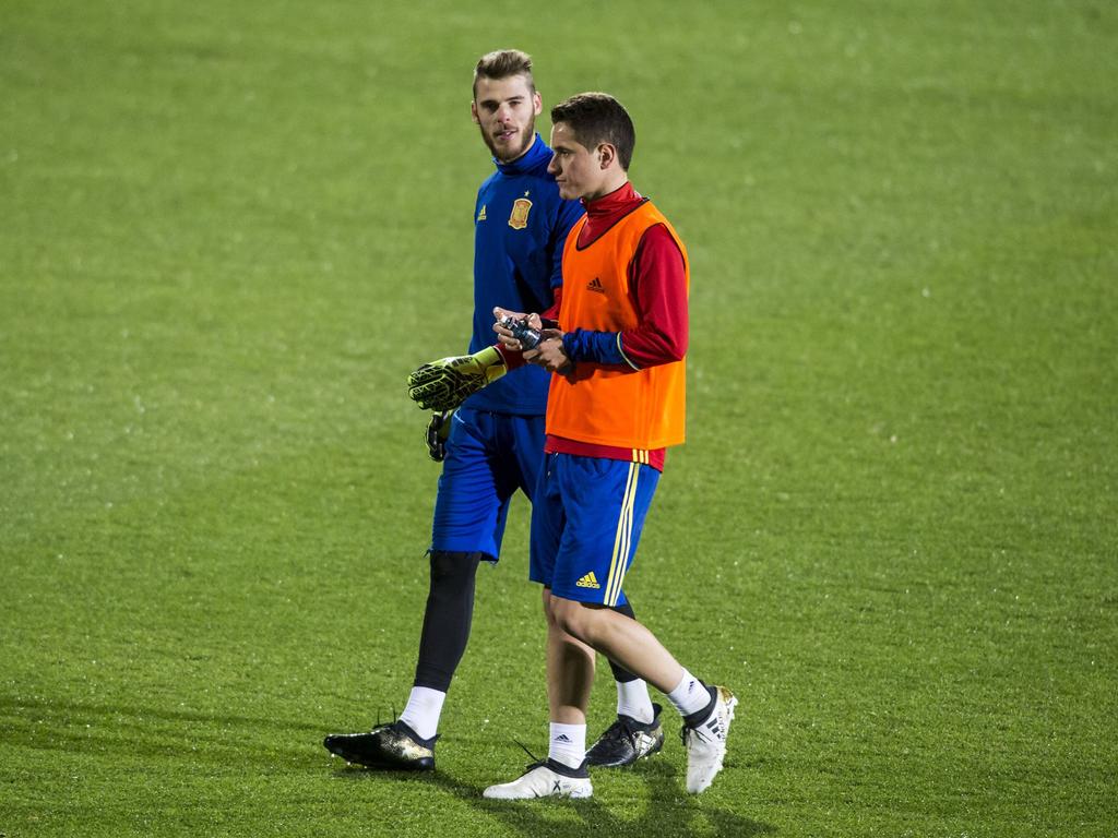 David De Gea (l.) en Ander Herrera (r.) zijn met elkaar in gesprek tijdens een training van Spanje. (08-11-2016)