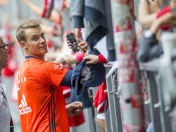 Manuel Neuer absolviert Muskelaufbau- und Stabilisationsübungen