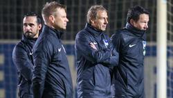 Jürgen Klinsmann (2.v.r.) hat in Berlin übernommen