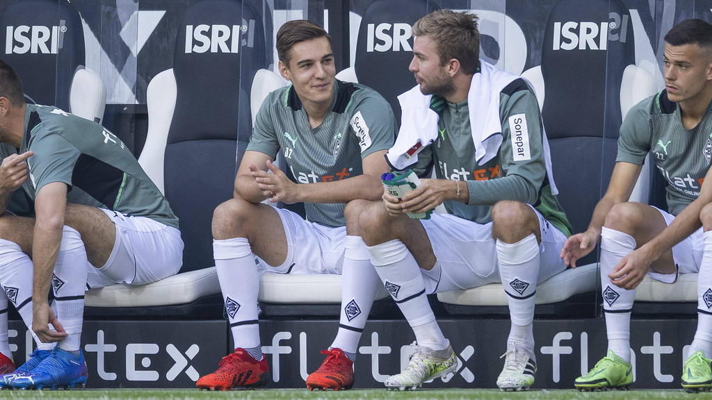 Florian Neuhaus (l.) muss dieser Tage vermehrt auf der Gladbach-Bank sitzen