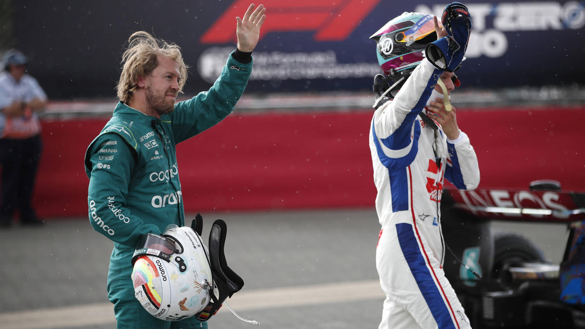 Sebastian Vettel (l.) fährt 2023 sicher nicht mehr in der Formel 1