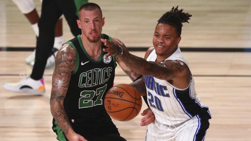 Daniel Theis (l.) und die Celtics haben sich den dritten Platz in der Eastern Conference gesichert Daniel Theis (l.) und die Celtics haben sich den dritten Platz in der Eastern Conference gesichert