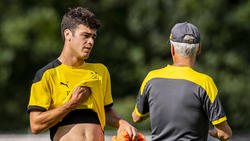 Gio Reyna (l.)  und BVB-Coach Lucien Favre im Gespräch