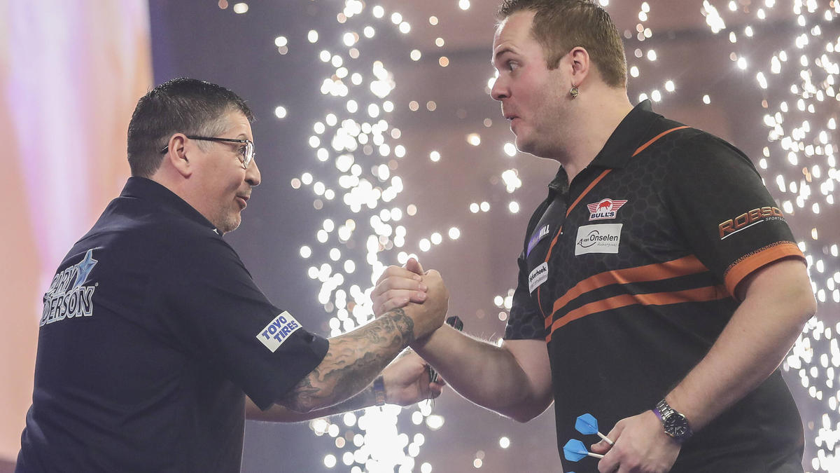 Gary Anderson (l.) steht im Halbfinale der Darts-WM Gary Anderson (l.) steht im Halbfinale der Darts-WM
