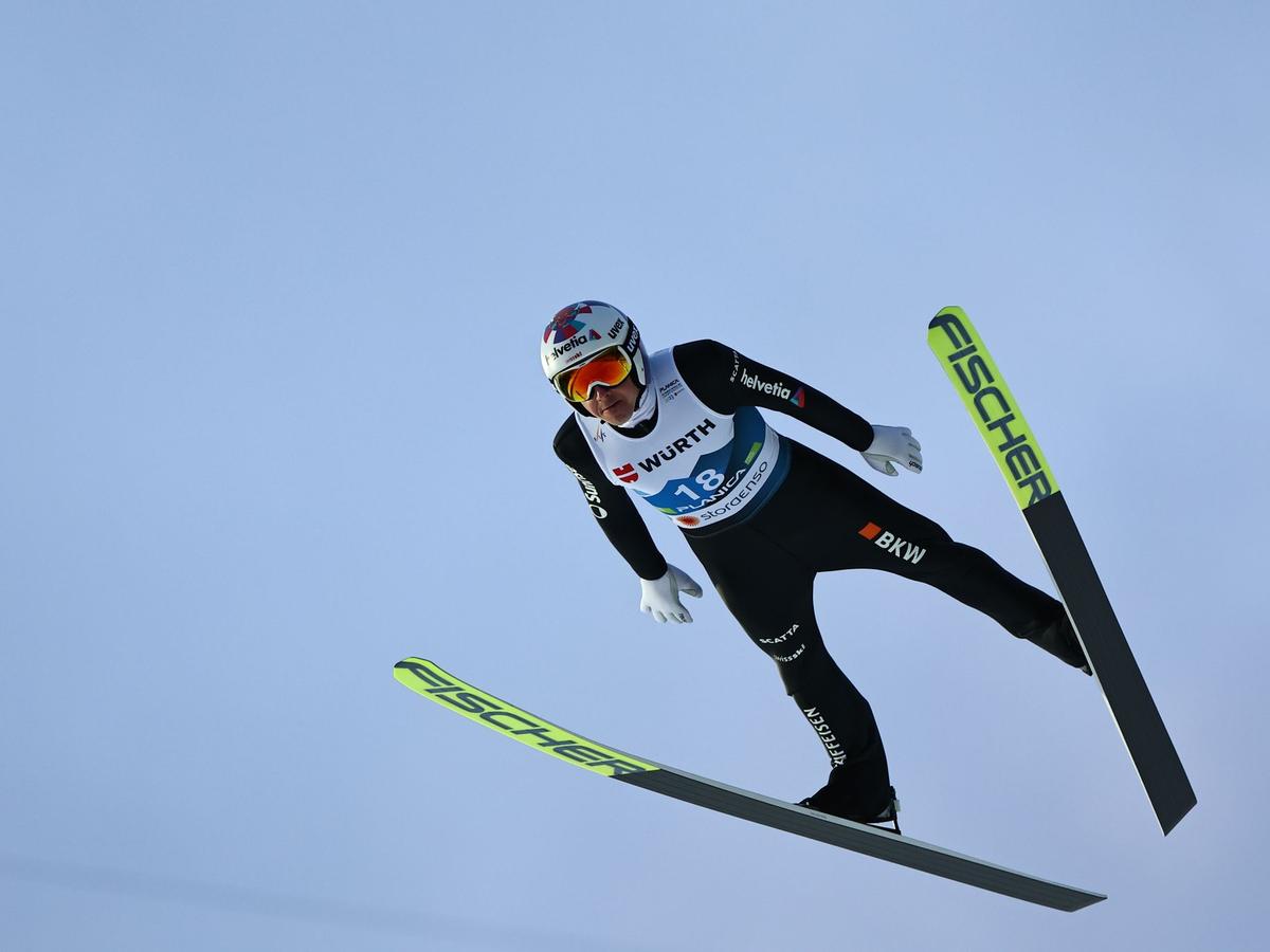 Der Schweizer Skispringer Simon Ammann könnte auch im nächsten Winter von den Schanzen fliegen