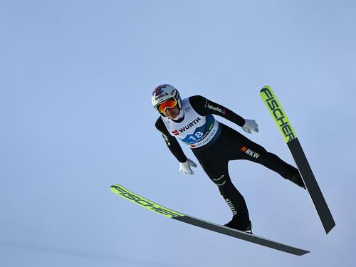 Der Schweizer Skispringer Simon Ammann könnte auch im nächsten Winter von den Schanzen fliegen