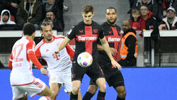 Stanisic (2.v.r.) und Tah (re.) verteidigen gegen die Stars des FC Bayern