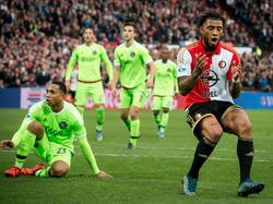 Colin Kâzım-Richards (r.) baalt na het missen van een grote kans tijdens het competitieduel Feyenoord - Ajax. (08-11-2015)