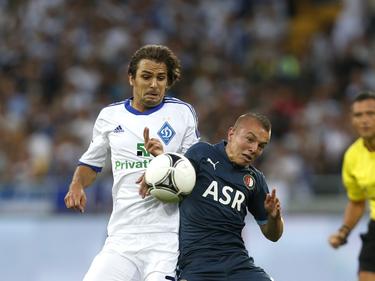 Niko Krancjar probeert Jordy Clasie van balbezit af te houden tijdens de wedstrijd tussen Dinamo Kiev en Feyenoord. (31-07-2012)